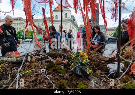 Lviv, Ukraine. 14.. Mai 2022. Die Menschen sahen sich das Kunstprojekt ''Screams of Souls'' an, das in Lemberg vorgestellt wurde. Große Karte der Ukraine mit blutigem Kinderspielzeug, zerstörten Häusern, Stacheldraht und Ähren von Weizen, die durch die verbrannte Erde sprießen. Die Autorin des Projekts ist Ulyana Datsishin. Russland marschierte am 24. Februar 2022 in die Ukraine ein und löste damit den größten militärischen Angriff in Europa seit dem Zweiten Weltkrieg aus (Bild: © Mykola Tys/SOPA Images via ZUMA Press Wire) Stockfoto