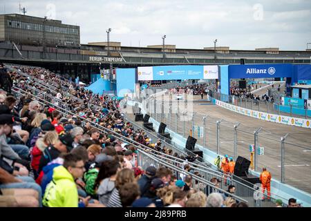 Berlin, Deutschland. 14.. Mai 2022. Formel E: Berlin E-Prix im Tempelhofer Feld, Rennen: Zuschauer blicken auf die Strecke. Quelle: Fabian Sommer/dpa/Alamy Live News Stockfoto