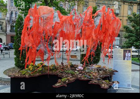 Lviv, Ukraine. 14.. Mai 2022. Karte des Kunstprojekts ''Screams of Souls'' wird in Lviv präsentiert. Große Karte der Ukraine mit blutigem Kinderspielzeug, zerstörten Häusern, Stacheldraht und Ähren von Weizen, die durch die verbrannte Erde sprießen. Die Autorin des Projekts ist Ulyana Datsishin. Russland marschierte am 24. Februar 2022 in die Ukraine ein und löste damit den größten militärischen Angriff in Europa seit dem Zweiten Weltkrieg aus (Bild: © Mykola Tys/SOPA Images via ZUMA Press Wire) Stockfoto