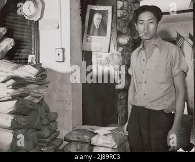 Washington, D.C. Johnnie Lew, Eigentümer der Wäscherei unter der Wohnung von Frau Ella Watson, einer Regierungsfrau. Stockfoto