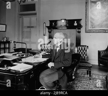 Hon. Leslie M. Shaw, Finanzsekretärin im Kabinett von McKinley, zwischen 1890 und 1910. Stockfoto