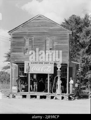 Crossroads Store. Sprott, Alabama. [US-Post, mit Schildern, die für arkadisches Natriumnitrat, Coca-Cola, Granger Rough Cut Tabak, Pan-am-Motoröl und oranges Benzin werben]. Stockfoto