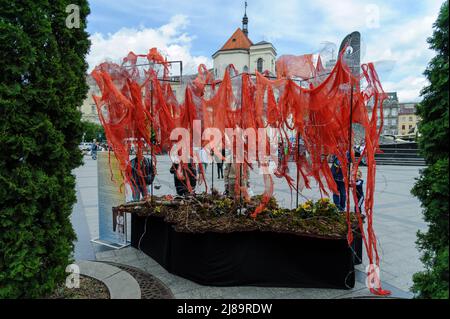 Lviv, Ukraine. 14.. Mai 2022. Das Kunstprojekt ''Screams of Souls'' wird in Lviv präsentiert. Große Karte der Ukraine mit blutigem Kinderspielzeug, zerstörten Häusern, Stacheldraht und Ähren von Weizen, die durch die verbrannte Erde sprießen. Die Autorin des Projekts ist Ulyana Datsishin. Russland marschierte am 24. Februar 2022 in die Ukraine ein und löste damit den größten militärischen Angriff in Europa seit dem Zweiten Weltkrieg aus (Bild: © Mykola Tys/SOPA Images via ZUMA Press Wire) Stockfoto