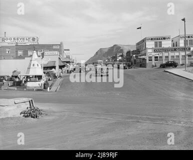 Nähert sich der Hauptstraße der Baustadt Boom, etwa vier Jahre alt. Direkt vom Highway aus. Washington, Coulee City, Grant County. Stockfoto