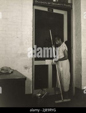 Washington, D.C., Regierungsfrau, die nach den regulären Arbeitszeiten putzt. [Frau Ella Watson]. Stockfoto