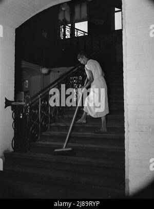 Washington, D.C., Regierungsfrau, die nach den regulären Arbeitszeiten putzt. [Frau Ella Watson]. Stockfoto