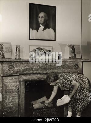 Washington, D.C., Regierungsfrau, die nach den regulären Arbeitszeiten putzt. Stockfoto