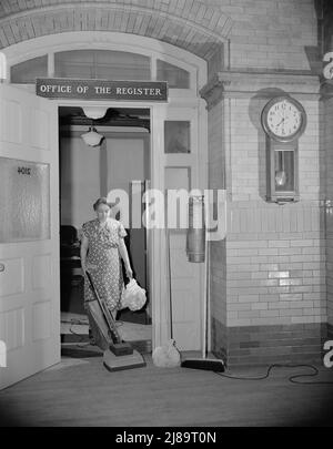 Washington, D.C., Regierungsfrau, die nach regulären Stunden putzt. Stockfoto
