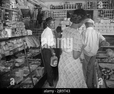 Washington, D.C. das Innere des Lebensmittelladens wird von Frau Ella Watson, einer Regierungsfigur, bevormundet. Stockfoto