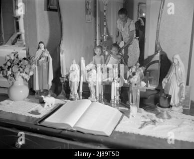 Religiöse Objekte in Washington, D.C., und ein verbesserter Altar im Schlafzimmer von Frau Watson, einer Regierungsfigur. Stockfoto