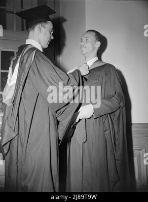 Washington, D.C. Junge Männer bereiten sich auf den Abschluss der Howard University vor. Stockfoto