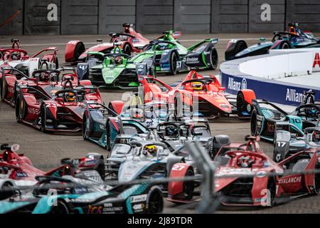 Berlin, Deutschland. 14.. Mai 2022. Formel E: Berlin E-Prix im Tempelhofer Feld, Rennen: Das Feld fährt um die Strecke. Quelle: Fabian Sommer/dpa/Alamy Live News Stockfoto