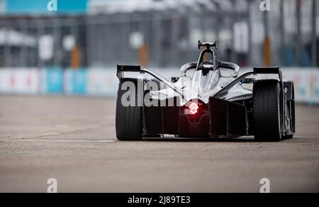 Berlin, Deutschland. 14.. Mai 2022. Formel E: Berlin E-Prix im Tempelhofer Feld, Rennen: Ein Formel-E-Auto auf der Strecke. Quelle: Fabian Sommer/dpa/Alamy Live News Stockfoto