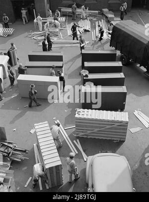 [Untitled Photo, möglicherweise verwandt mit: Washington, D.C. Regierungsangestellte und Zimmerleute der Vereinigten Staaten, die Kisten für Stahlschränke herstellten und sie für den Versand in die Rückseite des Auditor's Building an der 14. Street und Independence Avenue vorbereiteten]. Stockfoto