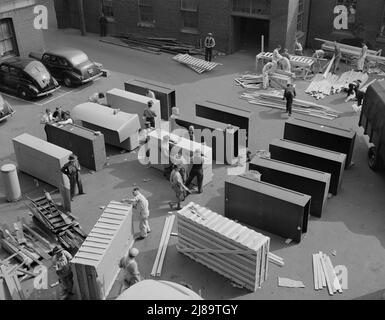 [Untitled Photo, möglicherweise verwandt mit: Washington, D.C. Regierungsangestellte und Zimmerleute der Vereinigten Staaten, die Kisten für Stahlschränke herstellten und sie für den Versand in die Rückseite des Auditor's Building an der 14. Street und Independence Avenue vorbereiteten]. Stockfoto