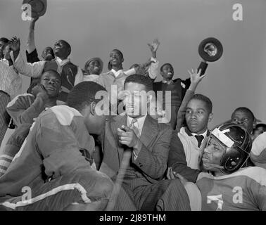 Daytonas Beach, Florida. Bethune-Cookman College. Fußballtrainer, der einem der Spieler während des Frühjahrstrainings Anweisungen gibt. Stockfoto