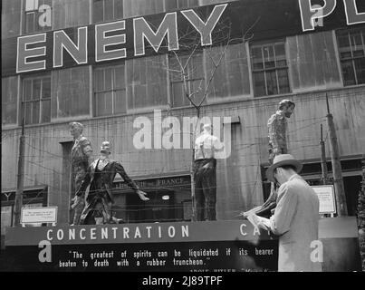 New York, New York. Ausstellung auf der Freiluftausstellung mit dem Titel "die Natur des Feindes", die auf dem platz des Rockefeller Center stattfindet. Stockfoto