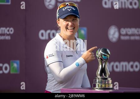 BANG KAPONG THAILAND - 14. Mai: Manon De Roey aus Belgien mit ihrer Trophäe nach der Endrunde der Aramco Team Series (Individual) im Thai Country Club am 14. Mai 2022 in Bang Kapong, Thailand (Foto by Orange Picturs) Stockfoto