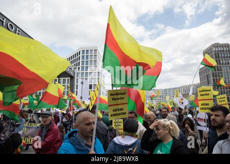 Berlin, Deutschland. 14.. Mai 2022. Am 14. Mai 2022 versammelten sich mehrere Gruppen in Berlin, um gegen die türkische Besatzung und den amerikanischen Imperialismus zu protestieren. Demonstranten riefen Slogans wie ''nieder mit Faschismus und Imperialismus''. Außerdem wurde eine Fahne des Gründungsmitglieds der Kurdischen Arbeiterpartei (PKK), Abdullah Oecalan, von einem Protestierenden bei der Kundgebung festgehalten. (Bild: © Michael Kuenne/PRESSCOV über ZUMA Press Wire) Stockfoto