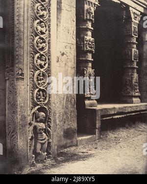 Säulen im versenkte Portikus im Roya Gopuram mit der Basis eines der vier geformten Monolithen, Madura, Januar-März 1858. Stockfoto
