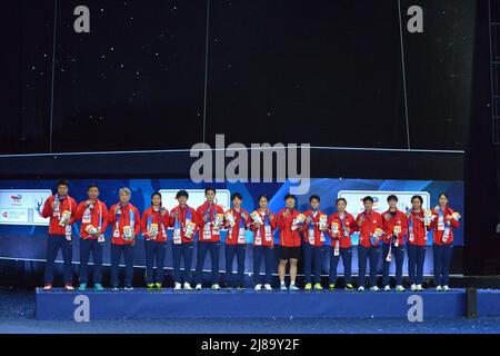 Bangkok, Thailand. 14.. Mai 2022. Mitglieder des Teams China nehmen an der Preisverleihung nach dem Finalspiel zwischen China und Südkorea beim Uber Cup Badmintonturnier in Bangkok, Thailand, am 14. Mai 2022 Teil. Quelle: Rachen Sageamsak/Xinhua/Alamy Live News Stockfoto