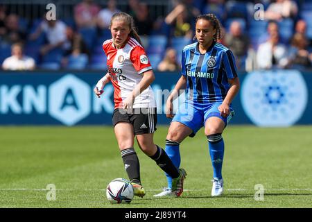 ROTTERDAM, NIEDERLANDE - 14. MAI: Romee van de Lavoir von Feyenoord, Chasity Grant von Ajax während des Pure Energie Eredivisie Vrouwen-Spiels zwischen Feyenoord und Ajax am 14. Mai 2022 im Stadion de Kuip in Rotterdam, Niederlande (Foto: Hans van der Valk/Orange Picles) Stockfoto