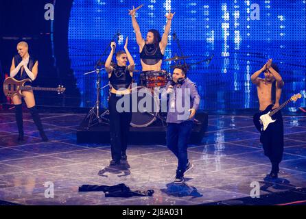 14. Mai 2022, Italien, Turin: Ein Tonträger entschuldigte sich für die Ersatzaufführung bei der dritten Generalprobe für das Finale des Eurovision Song Contest (ESC). Geplant war die 2021 siegreiche italienische Band Måneskin, aber stattdessen wurde ihr neuer Song 'Supermodel' aufgenommen, aber Tänzer standen als Ersatz für die Bandmitglieder auf der Bühne. Der internationale Musikwettbewerb findet zum 66.. Mal statt. Im Finale wird aus insgesamt 40 musikalischen Einsendungen der Gewinner ausgewählt. (An dpa: 'Boos bei der ESC-Generalprobe - Gewinnerband Måneskin nicht auf der Bühne') Foto: Jens Büttn Stockfoto