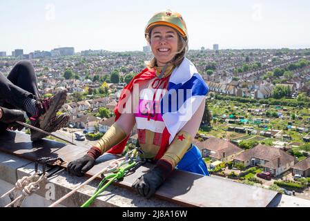 Southend University Hospital, Southend on Sea, Essex, Großbritannien. 14.. Mai 2022. Anna Firth, eine konservative Abgeordnete für Southend West, schloss sich einer Reihe anderer tapferer Freiwilliger an, die sich 47 Meter (154 Fuß) des Hauptturmblocks des Southend Hospital zur Wohltätigkeitsorganisation abseilen. Die Wohltätigkeitsorganisation Abseil mit dem Titel ‘Tackle the Tower’ hat Spenden für Wohltätigkeitsorganisationen gesammelt, die mit den Essex-Krankenhäusern in Southend, Basildon und Chelmsford in Verbindung stehen. Viele der Teilnehmer trugen ein schickes Kleid, Anna trug ein Wonder Woman Kostüm. Luftaufnahme über Southend on Sea und Westcliff von der Spitze des Turms Stockfoto