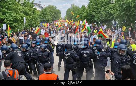 Berlin, Deutschland. 14.. Mai 2022. Kurden und Anhänger demonstrieren gegen die türkische Politik und stoßen kurz auf die Polizei. Die rund 700 Demonstranten liefen laut Polizei vom Potsdamer Platz bis zum Brandenburger Tor. Die Demonstration wurde mehrmals gestoppt, weil die Teilnehmer verbotene Slogans im Zusammenhang mit der kurdischen Arbeiterpartei PKK gerufen hatten, sagte eine Polizeisprecherin. Quelle: Cevin Dettlaff/dpa-Zentralbild/dpa/Alamy Live News Stockfoto
