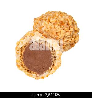 Erdnusswaffelkugeln halb mit Füllung Creme süß isoliert auf dem weißen Hintergrund Stockfoto