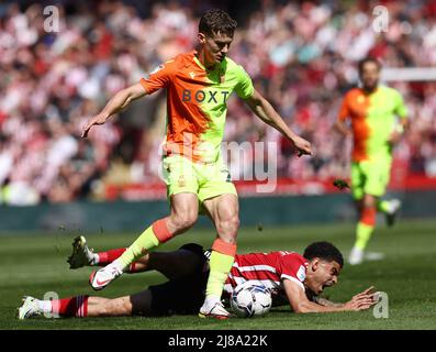 Sheffield, Großbritannien. 14.. Mai 2022. Ryan Yates von Nottingham Forest fordert Morgan Gibbs-White von Sheffield Utd während des Sky Bet Championship-Spiels in der Bramall Lane, Sheffield, heraus. Bildnachweis sollte lauten: Darren Staples/Sportimage Credit: Sportimage/Alamy Live News Stockfoto