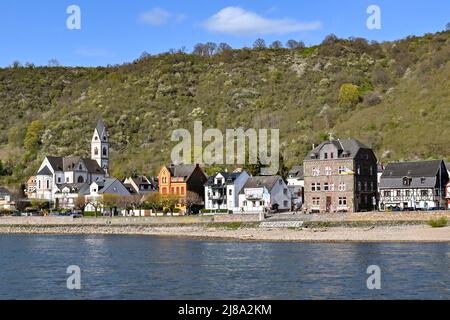 Kamp Bornhofen, Deutschland - April 2022: Hafengebäude in Kamp Bornhofen, das am Ufer des Rheins liegt Stockfoto