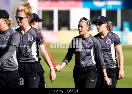 Hove, Großbritannien. 14.. Mai 2022. Alex Hartley (65 Thunder) nach dem Charlotte Edwards Cup Spiel zwischen Southern Vipers und Thunder auf dem 1. Central County Ground in Hove, England. Liam Asman/SPP Credit: SPP Sport Press Photo. /Alamy Live News Stockfoto