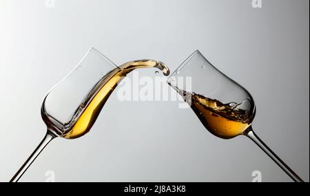 Das Getränk wird aus dem Glas verschüttet. Konzept des Themas Premium-Alkohol. Speicherplatz kopieren. Stockfoto