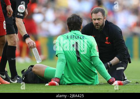 London, England, 14.. Mai 2022. Alisson Becker von Liverpool nimmt während des Emirates FA Cup-Spiels im Wembley Stadium, London, medizinische Hilfe in den Händen. Bildnachweis sollte lauten: Paul Terry / Sportimage Stockfoto