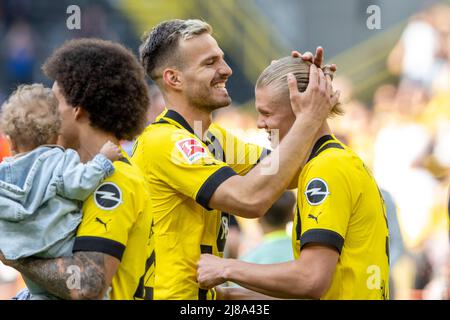 Dortmund, Deutschland. 14.. Mai 2022. Fußball: 1. Bundesliga, Borussia Dortmund - Hertha BSC, Matchday 34, Signal-Iduna-Park: Der Dortmunder Marin Pongracic (l) umarmt Erling Haaland. Kredit: David Inderlied/dpa - WICHTIGER HINWEIS: Gemäß den Anforderungen der DFL Deutsche Fußball Liga und des DFB Deutscher Fußball-Bund ist es untersagt, im Stadion und/oder vom Spiel aufgenommene Fotos in Form von Sequenzbildern und/oder videoähnlichen Fotoserien zu verwenden oder zu verwenden./dpa/Alamy Live News Stockfoto