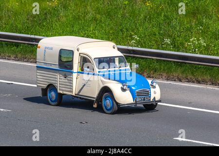 Eckhaus, Pub Kitchen weiß blau Business van. 1970 70s siebziger Jahre creme Commercial Französisch ccm 602 ccm. A-Serie Benzintransporter auf der Autobahn M6, Großbritannien Stockfoto