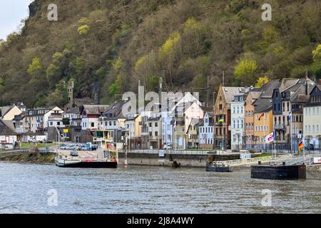 St. Goar, Gemrnay - April 2022: Kleine Pkw- und Personenfähre entlang der Autorampe am Ufer von St. Goar am Rhein Stockfoto