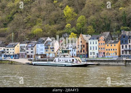 St. Goar, Gemrnay - April 2022: Kleine Pkw- und Personenfähre entlang der Autorampe am Ufer von St. Goar am Rhein Stockfoto