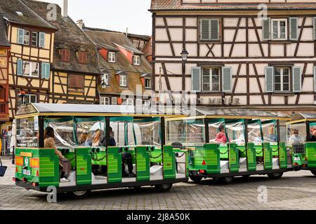 Colmar, Frankreich - 2022. April: Menschen, die in einem Touristenzug sitzen und sich auf eine Besichtigungstour durch die Stadt vorbereiten Stockfoto