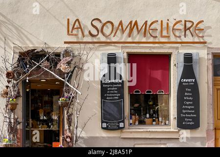 Colmar, Frankreich - April 2022: Außenansicht eines kleinen Weinladens im Stadtzentrum Stockfoto