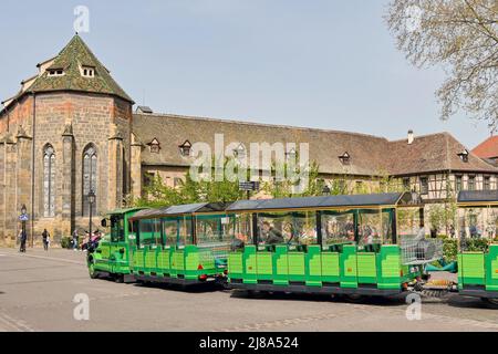 Colmar, Frankreich - April 2022: Touristenzug im Stadtzentrum wartet auf Touristen, die an Bord für eine Sightseeing-Tour durch die Stadt gehen Stockfoto