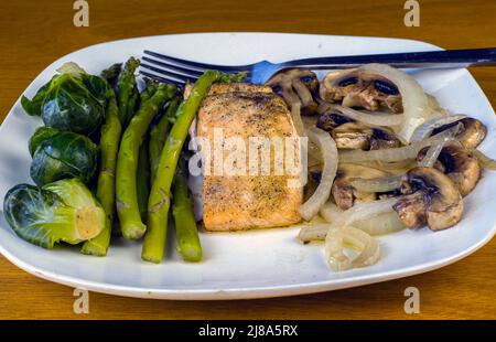 Gebackenen Lachs mit Spargel und rosenkohl würzen, Stockfoto