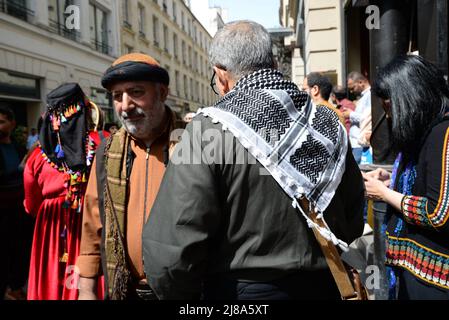 1. Kurdisches Kulturfestival in Paris. Eine Parade in traditionellen Kostümen und Straßenorchester fand im 10. Arrondissement von Paris statt Stockfoto