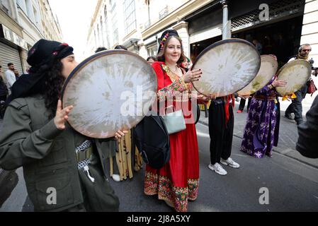 1. Kurdisches Kulturfestival in Paris. Eine Parade in traditionellen Kostümen und Straßenorchester fand im 10. Arrondissement von Paris statt Stockfoto