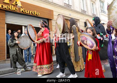 1. Kurdisches Kulturfestival in Paris. Eine Parade in traditionellen Kostümen und Straßenorchester fand im 10. Arrondissement von Paris statt Stockfoto