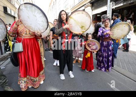 1. Kurdisches Kulturfestival in Paris. Eine Parade in traditionellen Kostümen und Straßenorchester fand im 10. Arrondissement von Paris statt Stockfoto