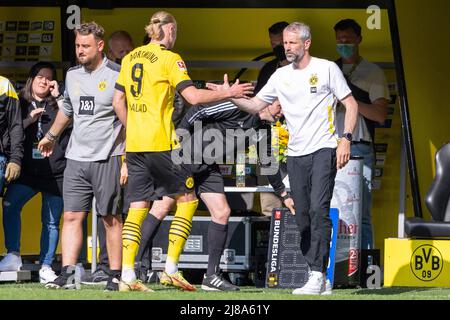 Dortmund, Deutschland. 14.. Mai 2022. Fußball: 1. Bundesliga, Borussia Dortmund - Hertha BSC, Matchday 34, Signal-Iduna-Park: Dortmunder Trainer Marco Rose (r) ersetzt Erling Haaland. Kredit: David Inderlied/dpa - WICHTIGER HINWEIS: Gemäß den Anforderungen der DFL Deutsche Fußball Liga und des DFB Deutscher Fußball-Bund ist es untersagt, im Stadion und/oder vom Spiel aufgenommene Fotos in Form von Sequenzbildern und/oder videoähnlichen Fotoserien zu verwenden oder zu verwenden./dpa/Alamy Live News Stockfoto