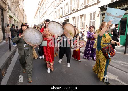 1. Kurdisches Kulturfestival in Paris. Eine Parade in traditionellen Kostümen und Straßenorchester fand im 10. Arrondissement von Paris statt Stockfoto