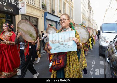 1. Kurdisches Kulturfestival in Paris. Eine Parade in traditionellen Kostümen und Straßenorchester fand im 10. Arrondissement von Paris statt Stockfoto